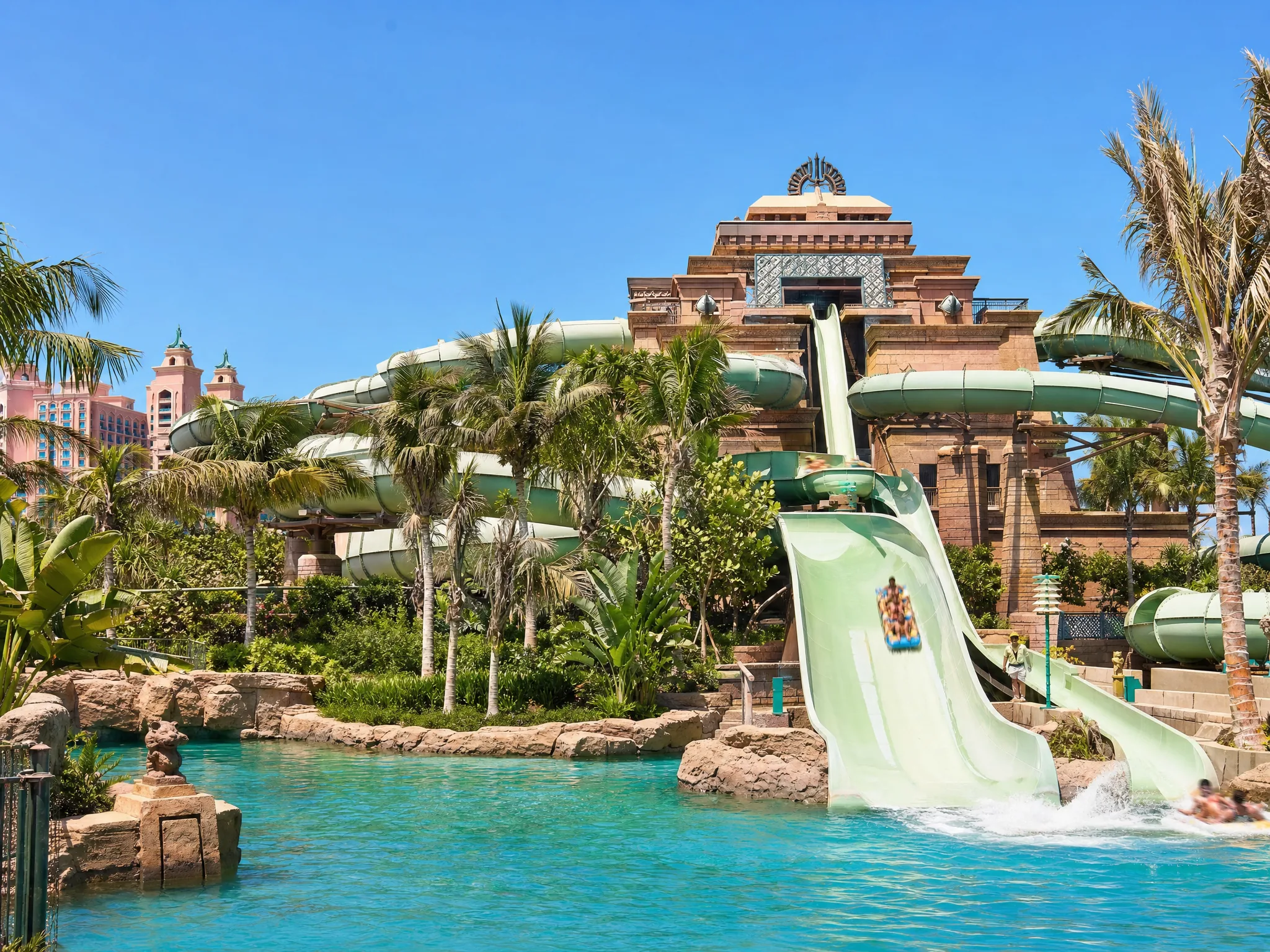 Аквапарк Aquaventure — яркая resort waterpark scene с iconic slides и tropical premium fun mood