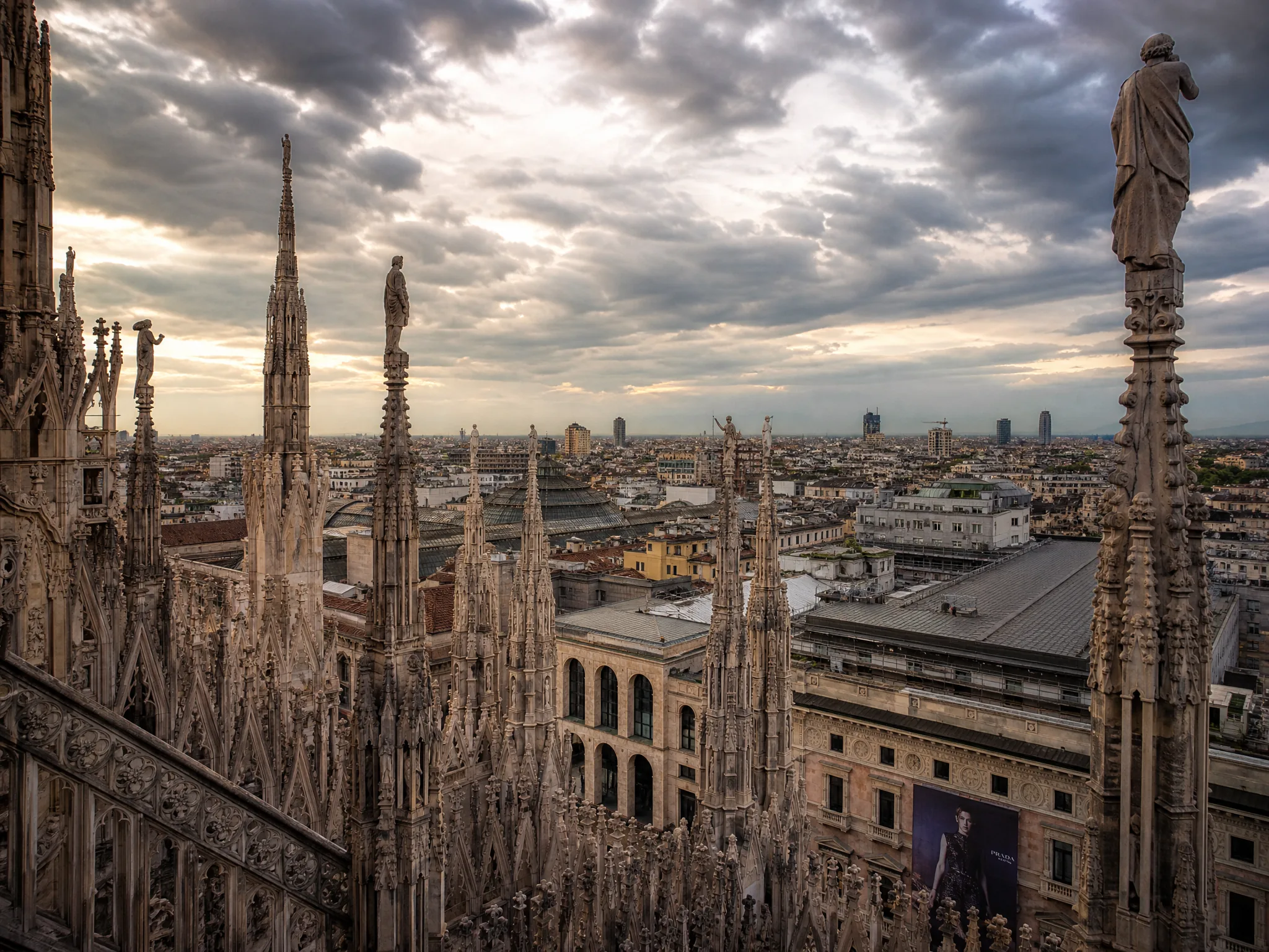Собор в Милане — крыша Duomo di Milano с готическими шпилями и панорамой города